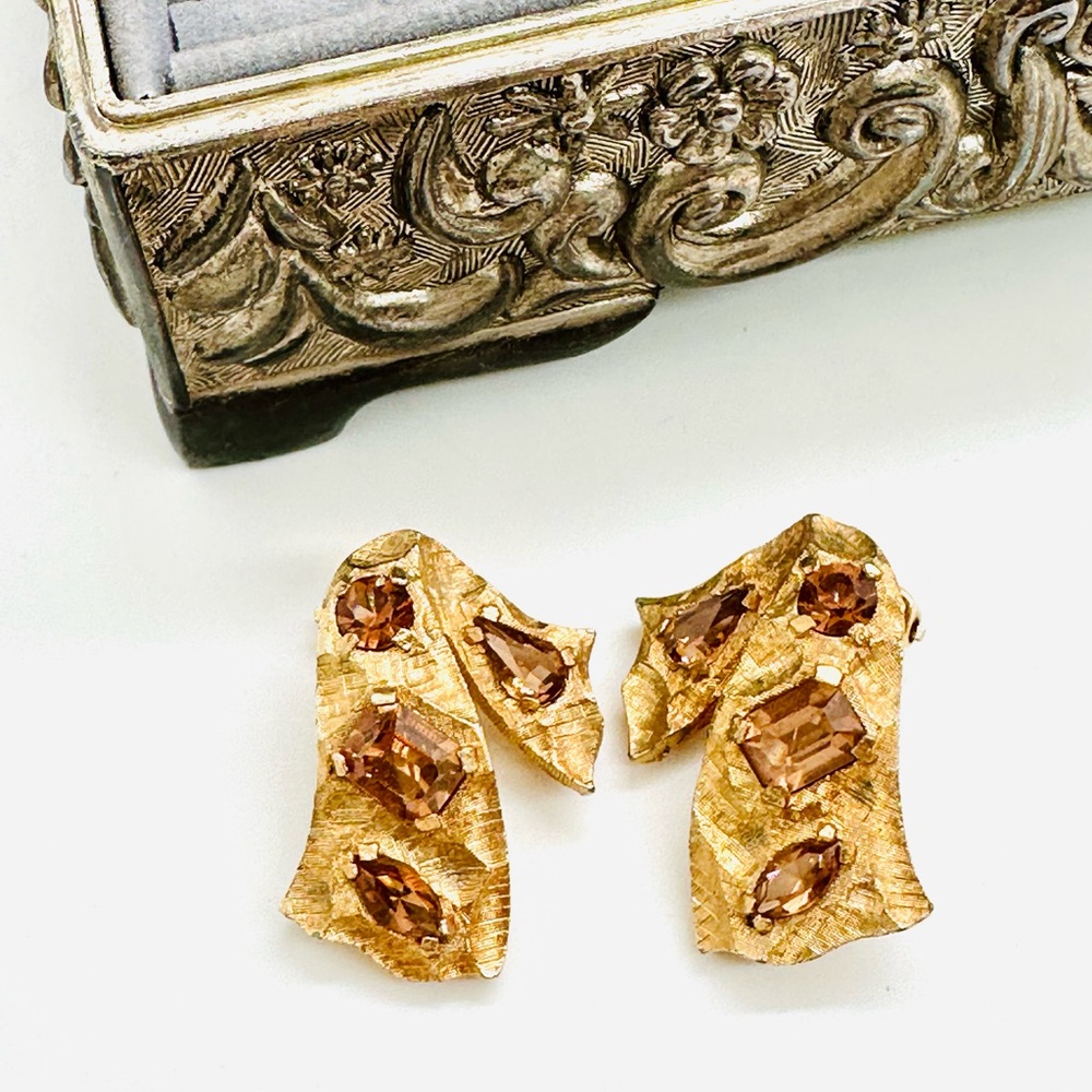 Gorgeous Rare Vintage KRAMER Clip Earrings